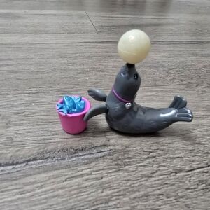 Littlest Pet Shop Seal With Ball On His Nose And Bucket Of Fish 90's Vintage